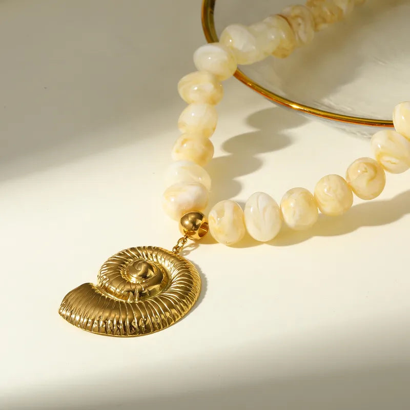 Women’s Marine Style conch Pendant Necklace.