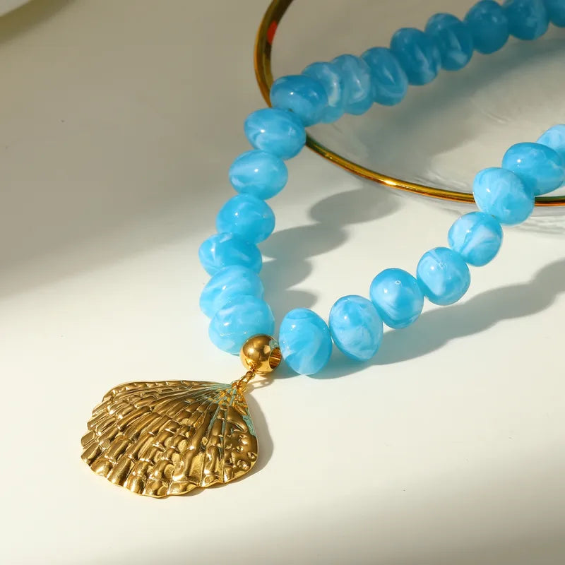 Women’s Marine Style Shell Pendant Necklace.