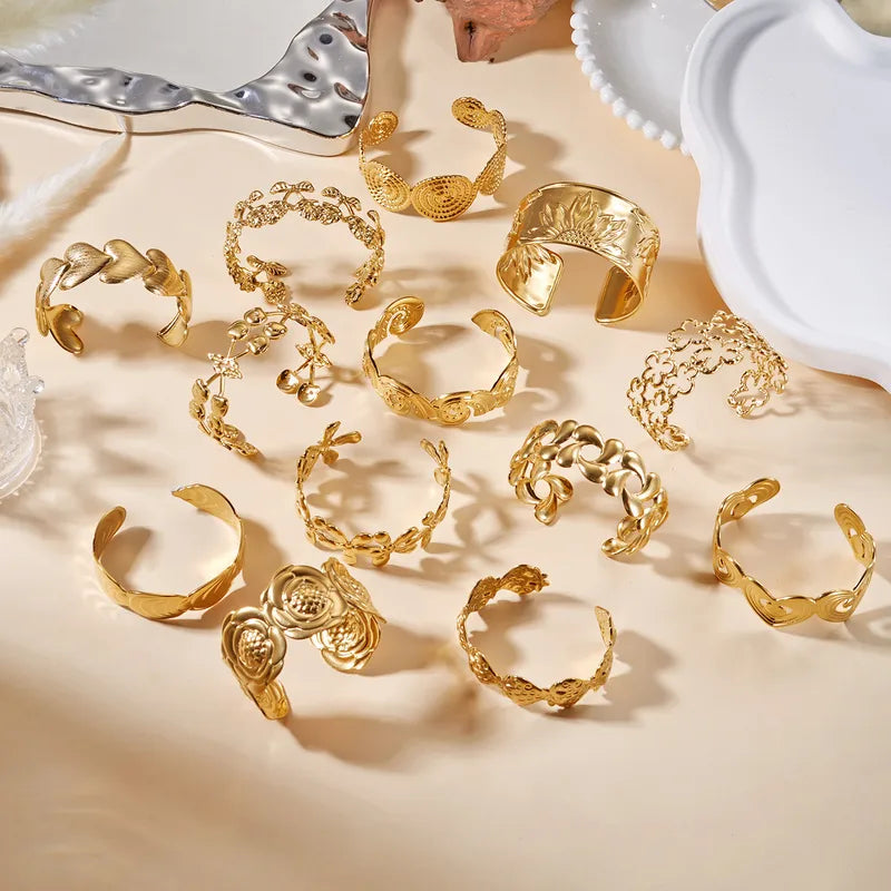 Geometric Cherry Heart Shape Bracelet Gold.